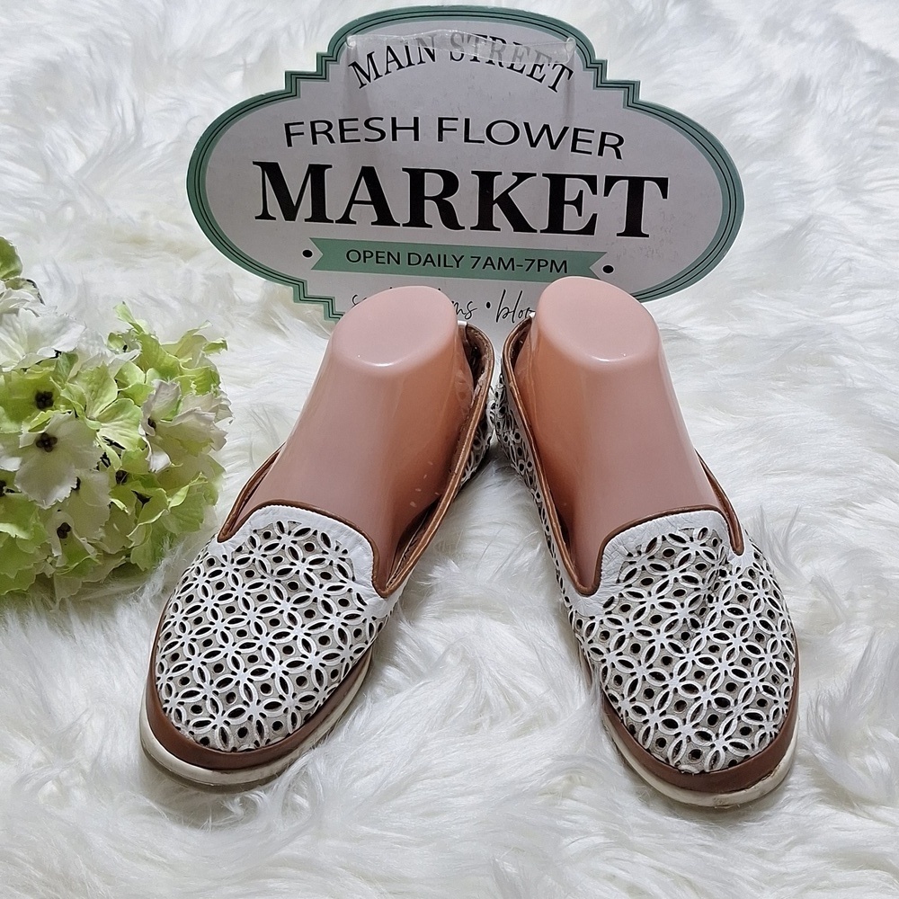 Spring step size 40 (8.5 /9) white leather loafers, with design in leather